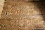Fresko der Götter und Pharaonen mit Farbresten, Karnak-Tempel, Ägypten.