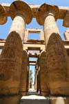 Papyrus-Spalten in der Halle an Amun-Re, Karnak-Tempel gewidmet, Ägypten.