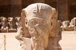 Pharao-Statue entstellt, Karnak-Tempel, Ägypten.