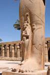 Ddie Bentata Prinzessin, zwischen den Beinen von Ramses II (Bent-Anat), Karnak-Tempel platziert, Ägypten.