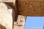 Farbe Hieroglyphen auf einem Sturz, Karnak-Tempel, Ägypten.