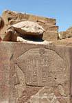 Scarab aus rosa Granit von Pharao Amenophis III gemacht, in der Nähe der heiligen See des Tempels von Karnak, Ägypten.