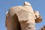 Konzentrieren Sie sich auf das Fragment eines kolossalen Skulpturen, Karnak-Tempel, Ägypten.