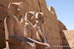 Die Gruppe der drei Statuen, siebten Pylon, Karnak-Tempel, Ägypten.