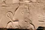 König hält den Stock oder Quer heka mit der Geißel, Karnak, Ägypten.