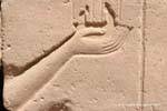 Hand hält ein Angebot Erleichterung Fragment, Karnak-Tempel, Ägypten.