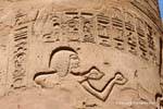 Entlastung auf einer Spalte der großen Säulenhalle, Karnak, Ägypten.