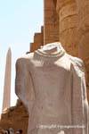 Kopflose Statue trägt eine Halskette, Karnak-Tempel, Ägypten.