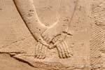Eleganz der ägyptischen Kunst, die Hände treffen, Karnak, Ägypten.
