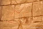 Sethi Knie machen ein Angebot, Karnak-Tempel, Ägypten.