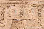 Farbmarkierungen auf saß Halten der Pharaonen war Zepter, Emblem der nome von Theben, Karnak, Ägypten.