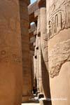Zwischen den Säulen der Säulenhalle des Precinct von Amun-Re, Karnak, Ägypten.