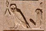 Eule der Weisheit, Unilitère m, Einbauhilfe, Karnak-Tempel, Ägypten.