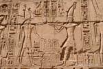 Angebot der Szene sphynx Horus vom König, Erleichterung, Karnak-Tempel, Ägypten.