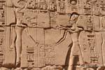 Entlastung der Opfer für den Gott der König, von Patronen umgeben mit Hieroglyphen, Karnak, Ägypten.