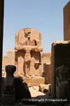 Statue der Triade: Amun, Mut und Chons, Karnak-Tempel, Ägypten.