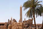 Die Palmen und Obelisken, archäologische Stätte von Karnak, Ägypten.