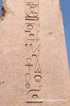Karnak-Tempel, Nahaufnahme Hieroglyphen ein Obelisk, Ägypten.