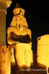 Kolossale Statue von Ramses II auf einem Thron, Luxor sitz, Ägypten.
