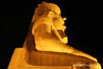 Am Fuß der Statue von Pharao Ramses II Colossus Sitzen, Nachtsicht, Luxor-Tempel, Ägypten.