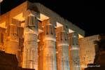 Spalten im Hof ​​von Amenophis III, Luxor-Tempel, Ägypten.