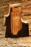 Indiskretion Spaltenansicht durch ein Loch in der Wand, Luxor-Tempel, Ägypten.