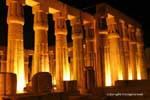 Säulenhalle mit Nachtbeleuchtung Blick, Luxor-Tempel, Ägypten.