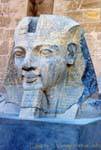 Ramses II Kopf auf den Boden vor dem ersten Pylon, Tempel von Luxor, Ägypten.