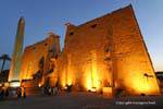 Der Pylon von Ramses II und staues kolossalen Obelisken Ansicht Nachtbeleuchtung, Luxor, Ägypten.