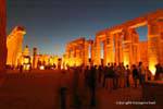 Tourismus in der Great Court von Ramses II, der Luxor-Tempel, Ägypten.