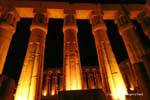 Tempel von Luxor, Papyrussäulen in der Nacht, Ägypten.