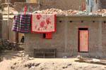 Teppiche und Backstein-Haus, Nil, Ägypten.