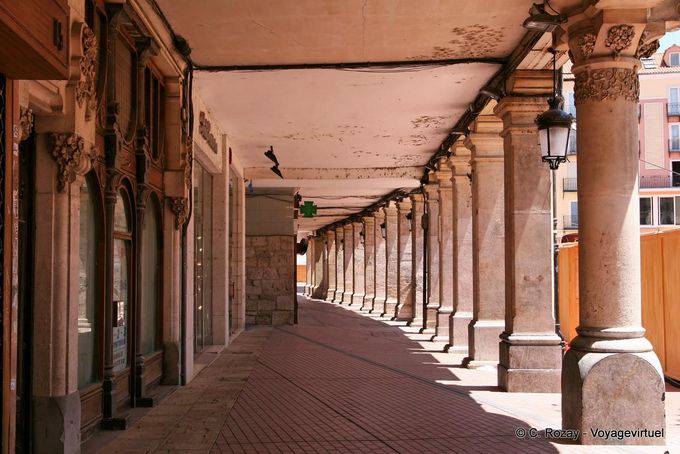 Arkaden der Plaza Mayor, Burgos - Spanien