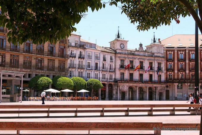 Banken von der Plaza Mayor, zeigen Sie die Ayuntamiento de Burgos - Spanien