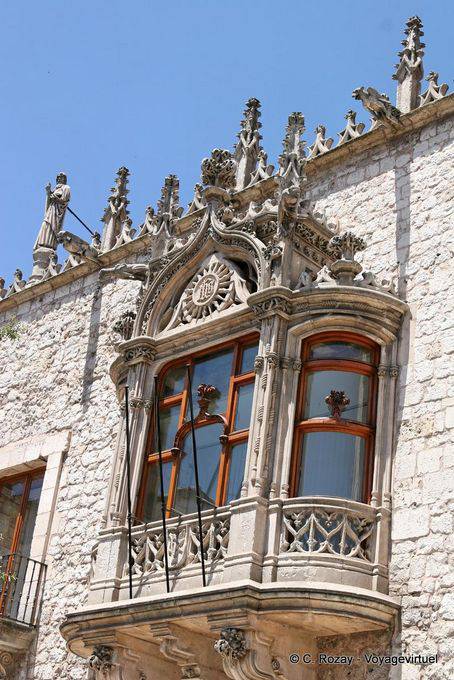 Burgos, mit Blick auf ein Fenster, Balkon der Casa del Cordón - Spanien