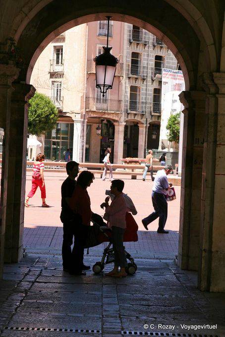 Kleine Durchgang in den Arkaden der Plaza Mayor, Burgos - Spanien
