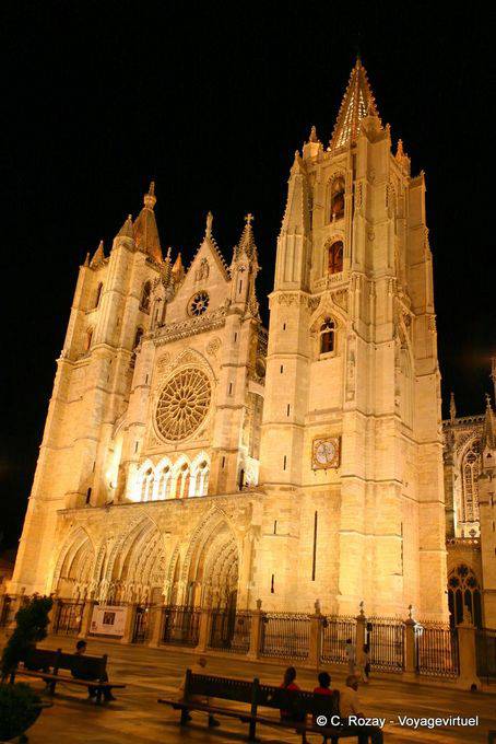 Westen vor der Kathedrale, Nachtbeleuchtung, León - Spanien