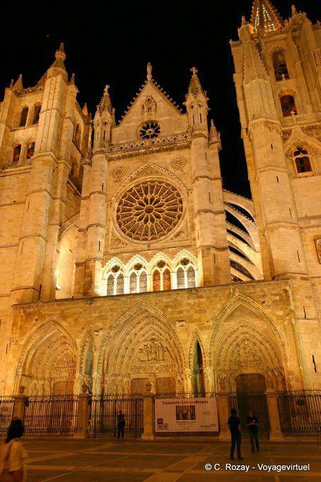Beleuchtung auf der Dreifach-Portikus der Kathedrale von Leon - Spanien