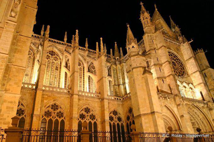 Gothic, in der Nacht gesehen, Kathedrale León - Spanien