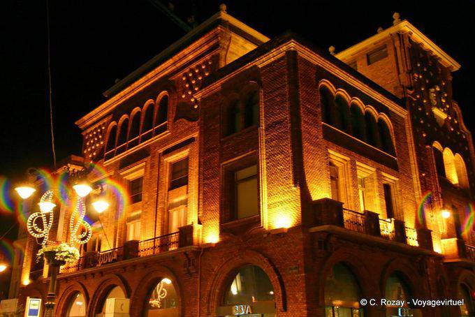 Gebäude des beleuchteten BBVA, Plaza Santo Domingo, Leon - Spanien