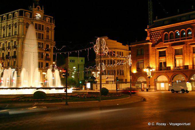 León, Wasserstrahl-Nacht auf der Plaza Santo Domingo - Spanien