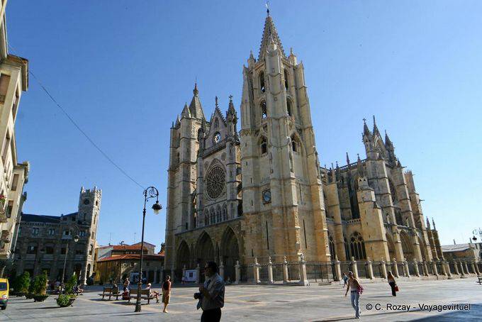 Blick von der Calle Ancha Santa Maria de Leon - Spanien