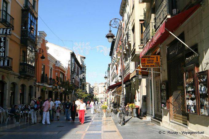 Gehen Sie in die Calle Ancha, Fußgängerzone, León - Spanien