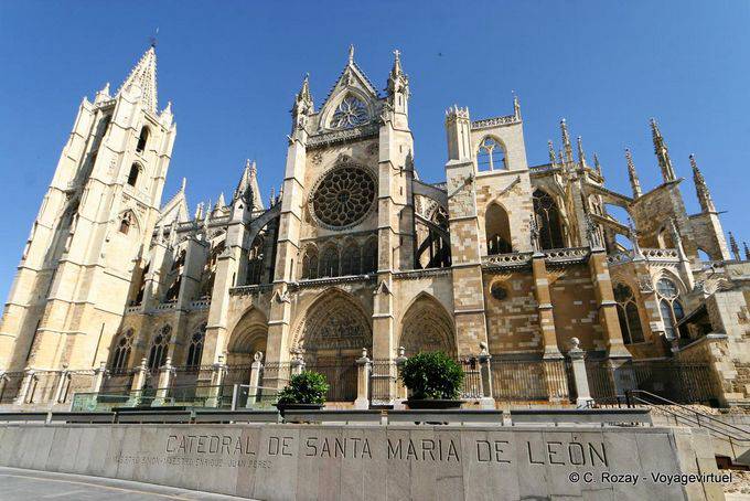 Südfassade des Pulchra Leonina, Santa Maria de Leon - Spanien