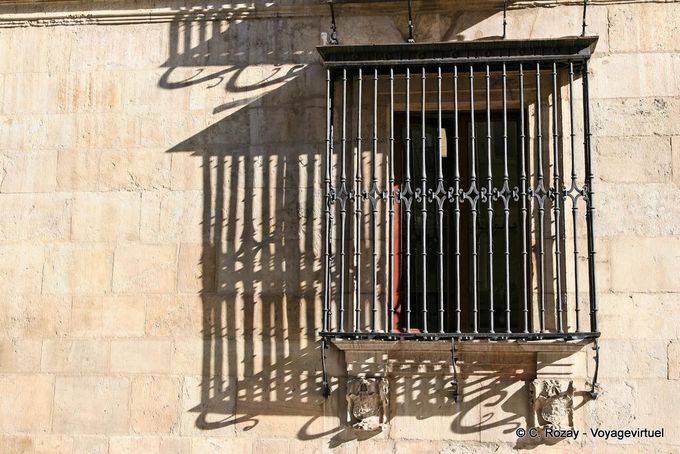 Fenster Licht und Schatten, Casa Botines, Calle Ancha, León - Spanien