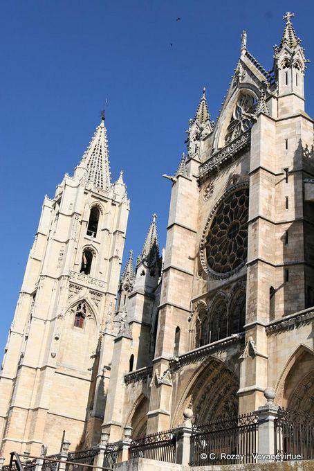Rechter Turm und Südfassade, Kathedrale León - Spanien