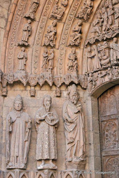 Statuen auf der linken Seite der Tür von San Juan, Westfront, Kathedrale León - Spanien