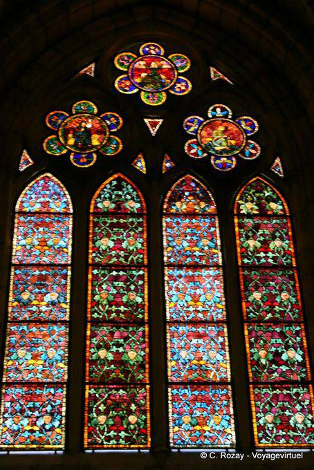 Buntglasfenster im Schiff Santa Maria Kathedrale von Leon - Spanien