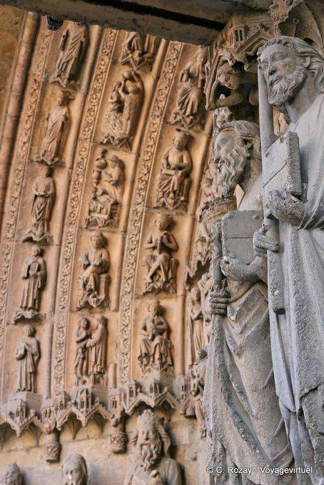 Statuen von Heiligen Evangelisten, zentrales Portal, Kathedrale León - Spanien