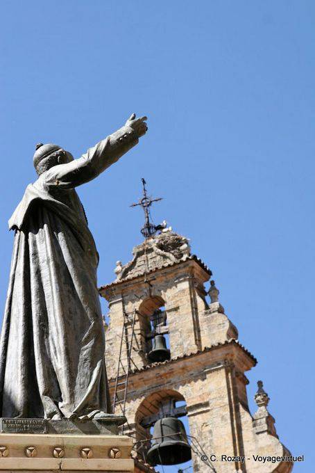 Katholische Statue vor der Glockenturm Störche, Salamanca - Spanien